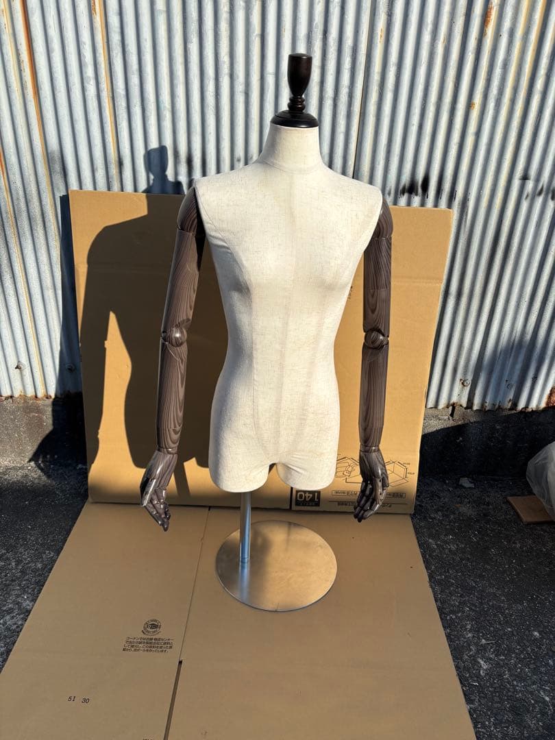 女性用 マネキン トルソー 可動式腕付きスタンド付きベージュ針打ち可