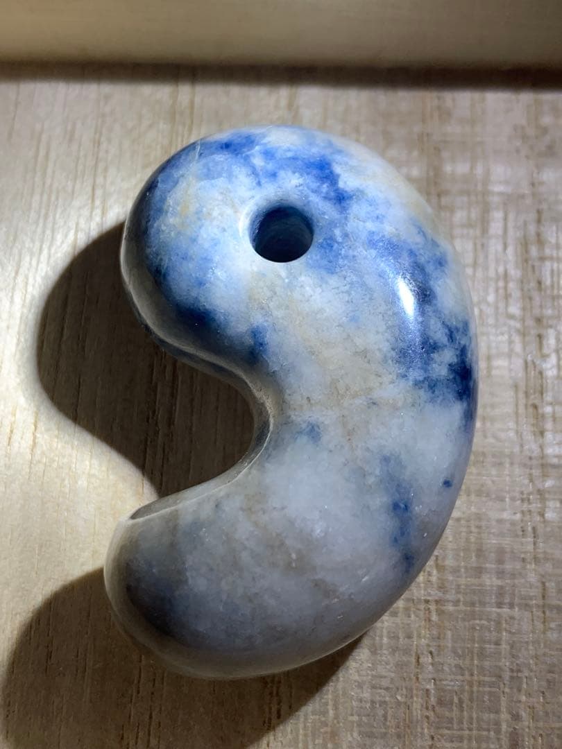 最上級　茄子紺　入りコン沢青翡翠　勾玉　糸魚川翡翠　コン沢勾玉　ひすい　ヒスイ