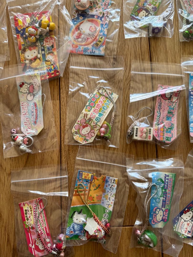 ハローキティーご当地ストラップ 121個セット まとめ売り(バラ売り不可)