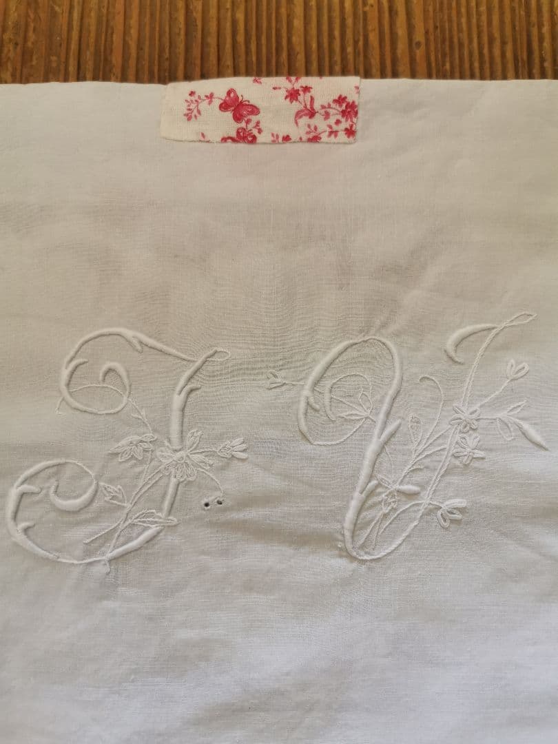 アンティーク オープンカットワーク薔薇レース イニシャル花文字刺繍 リネンカバー