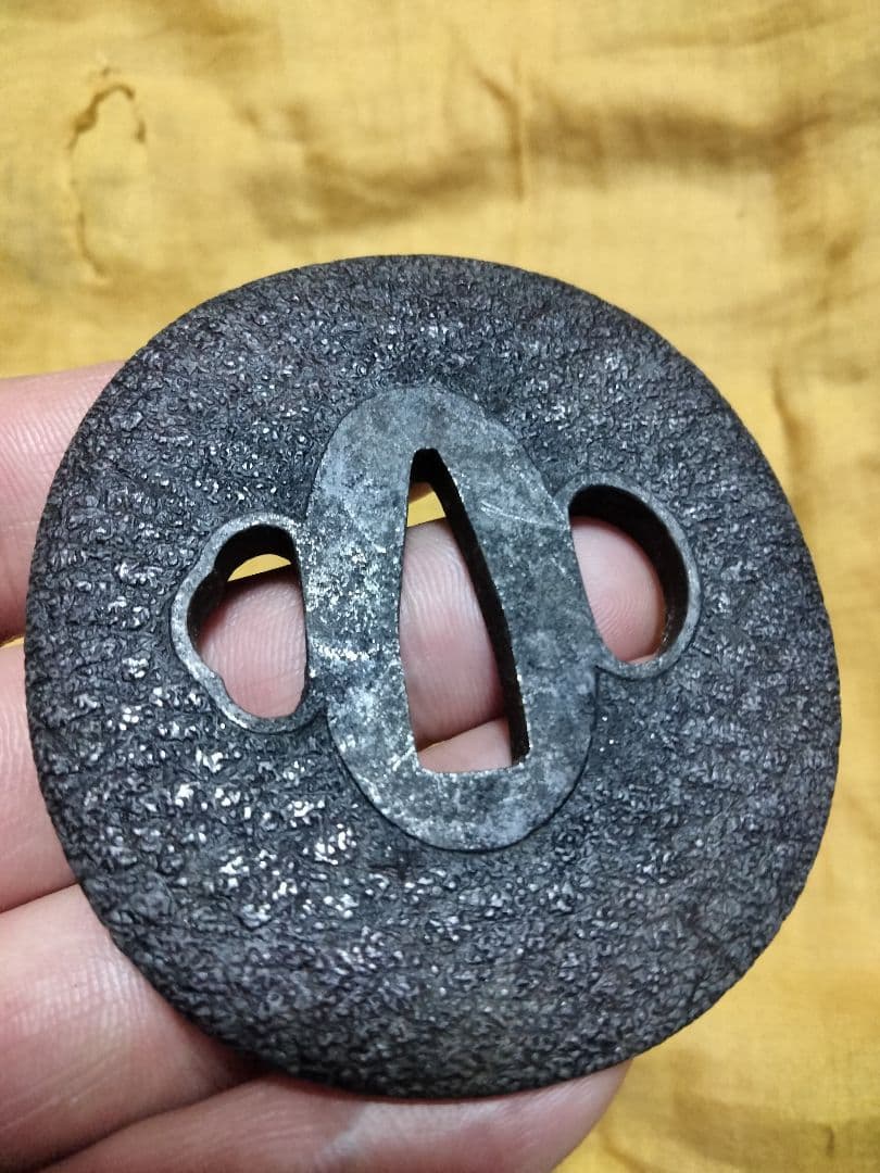 鉄鍔　鐔　(高橋興次花押　縮緬皺図)　江戸時代　箱付き