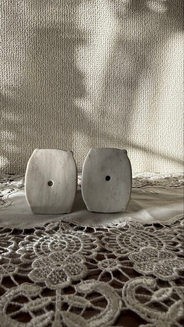 小さなフランス製磁器の双子のエンジェル像