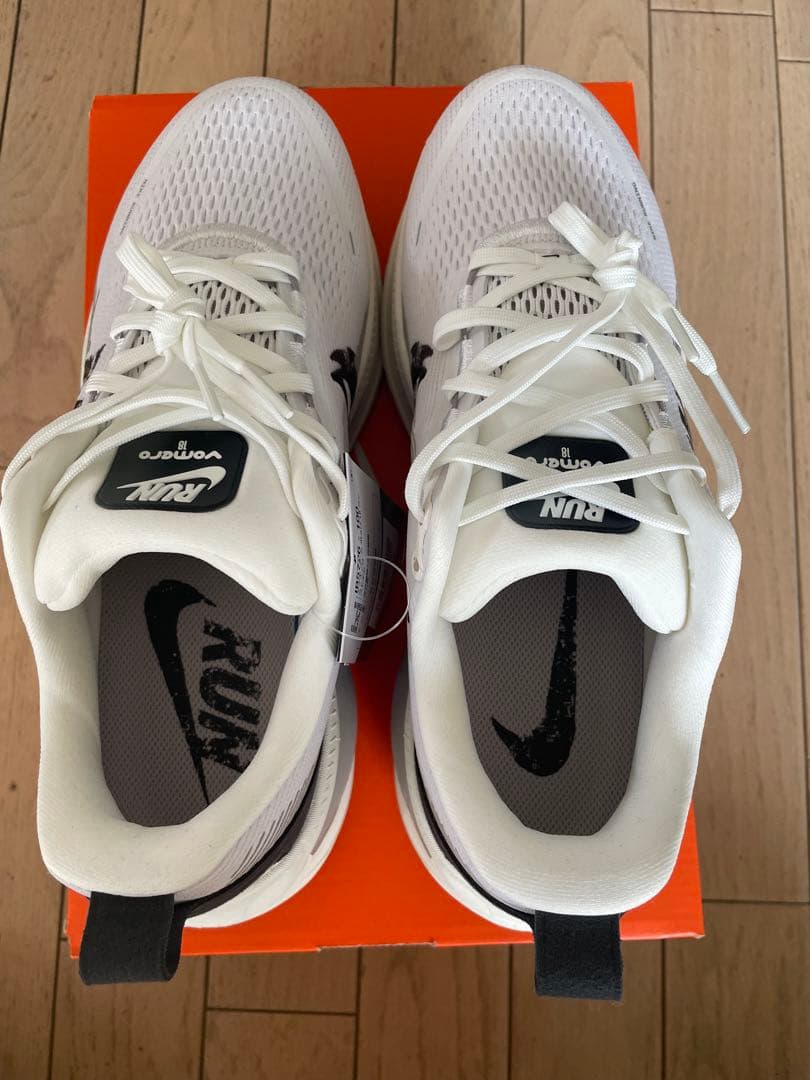 [新品未使用品]ナイキ　ボメロ18 26.0cm