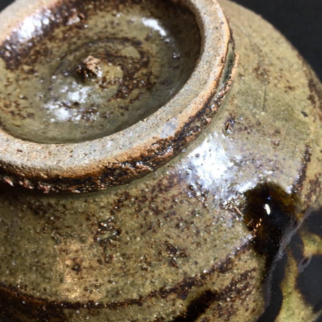 ○【丸田正美】茶碗　黒牟田焼　伊羅保唐草文　共箱　茶道具