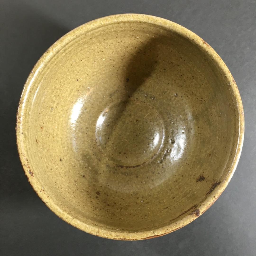 ○【丸田正美】茶碗　黒牟田焼　伊羅保唐草文　共箱　茶道具