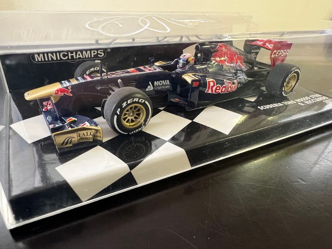 F1 TORO ROSSO STR8ダニエルリカルド直筆サイン入り