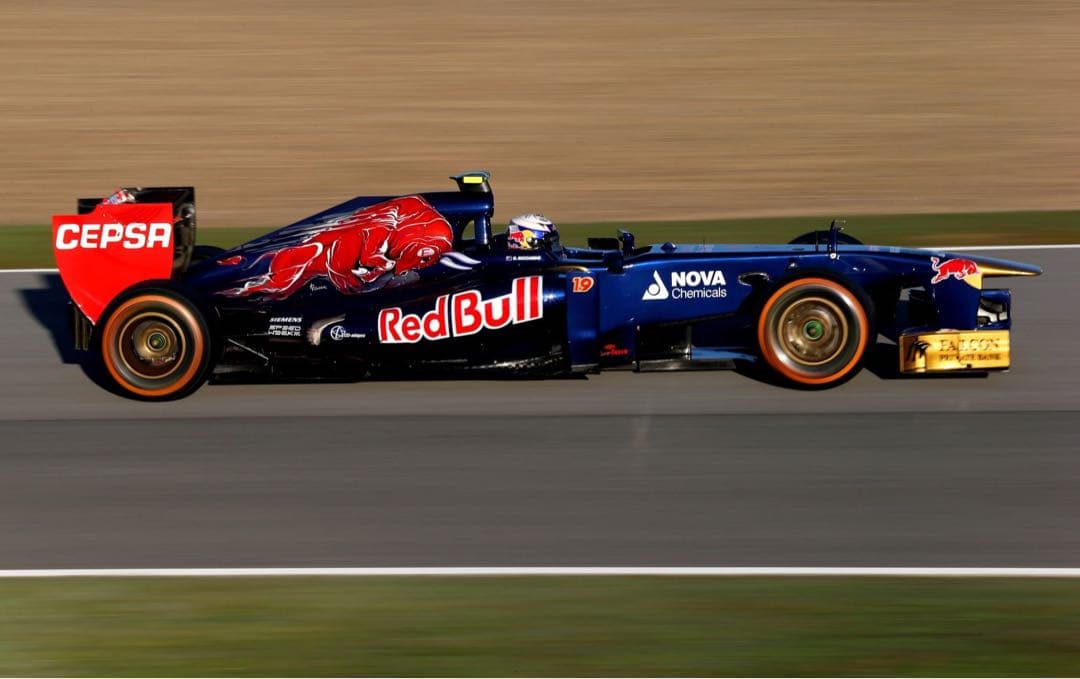 F1 TORO ROSSO STR8ダニエルリカルド直筆サイン入り