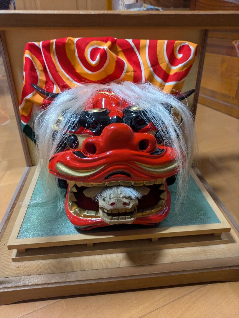 伝統的な獅子舞の置物 ケース付き