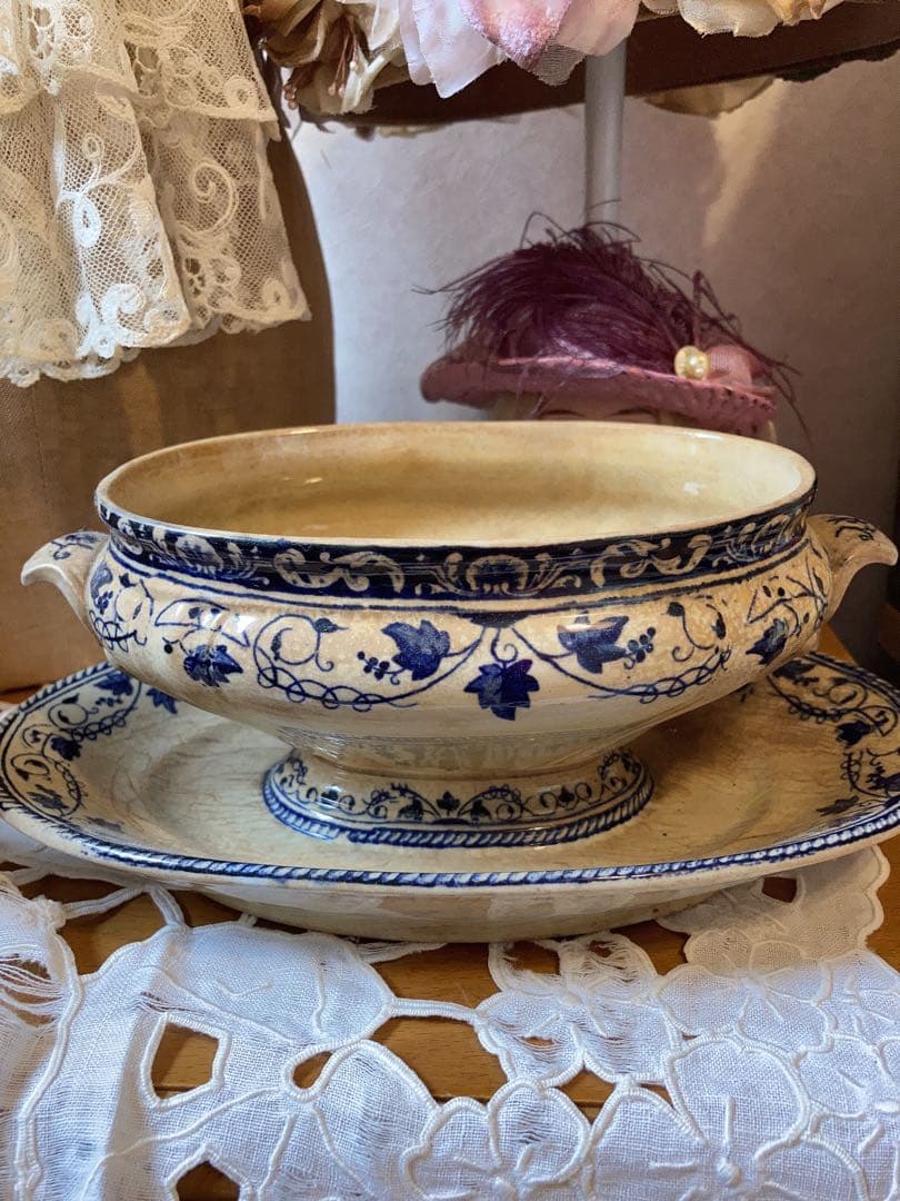 フランスアンティーク 蔓唐草模様が素敵なソーシエール