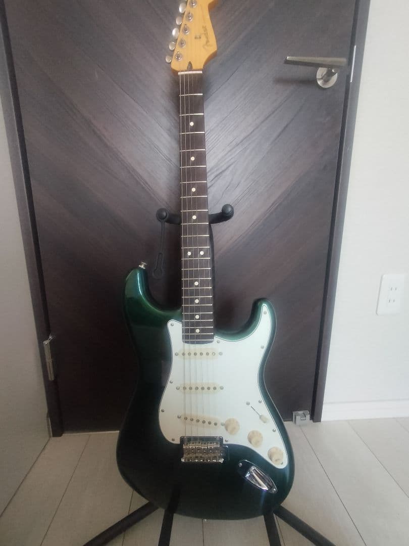 Fender ストラトキャスター グリーン、ピックのセット