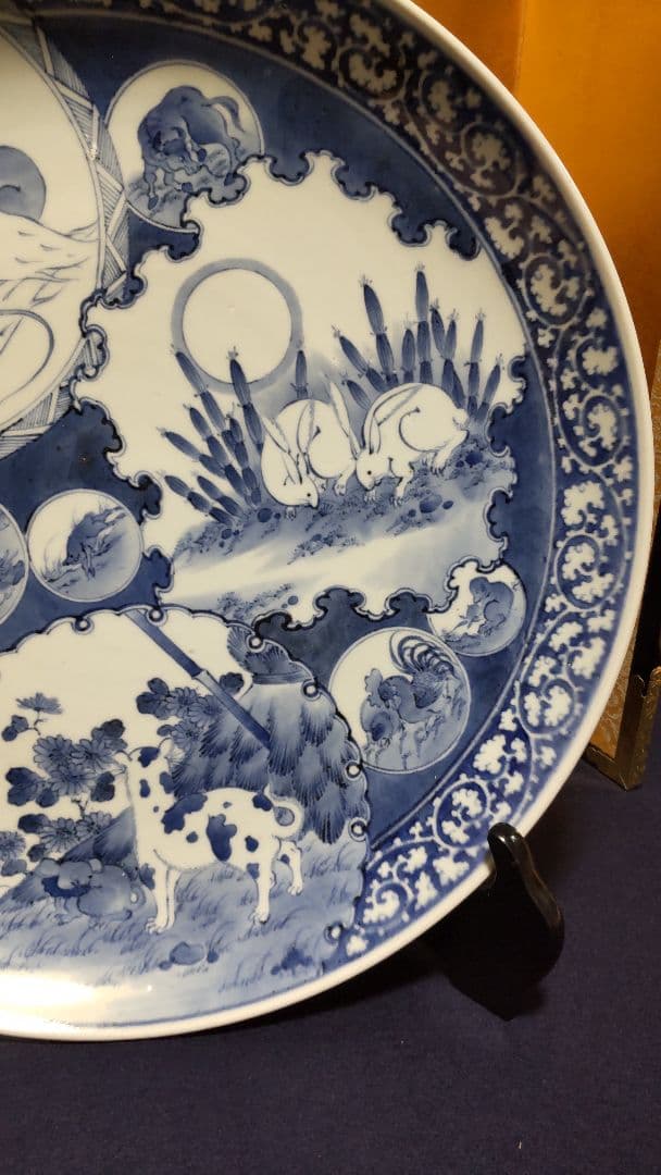 古伊万里　大皿　逆花蛸唐草、十二支文呉須絵大皿です。