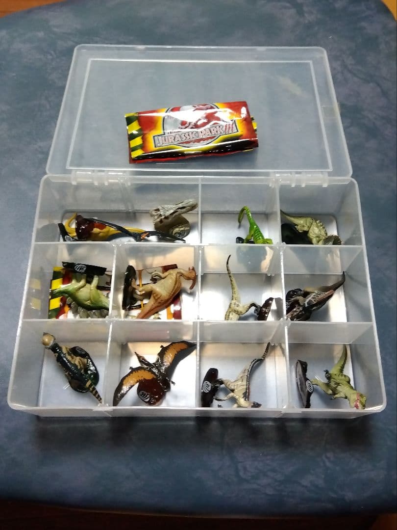 海洋堂　ジュラシックパークⅢ フィギュア&琥珀虫入り＋三葉虫化石（本物）