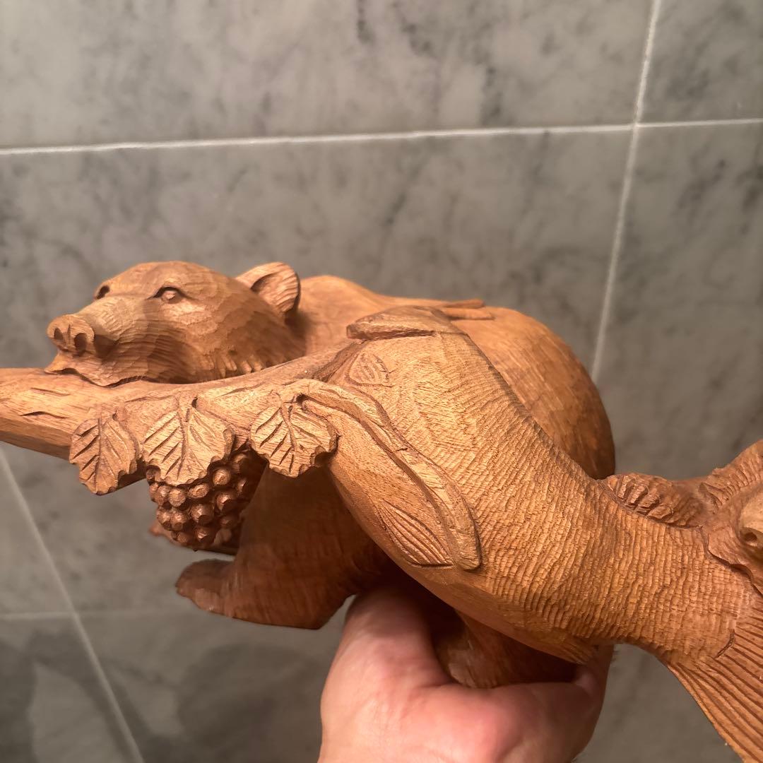 平野幸人 作(琇) 北海道アイヌ伝統民藝　葡萄と鮭をくわえる親子熊の一刀彫り彫刻