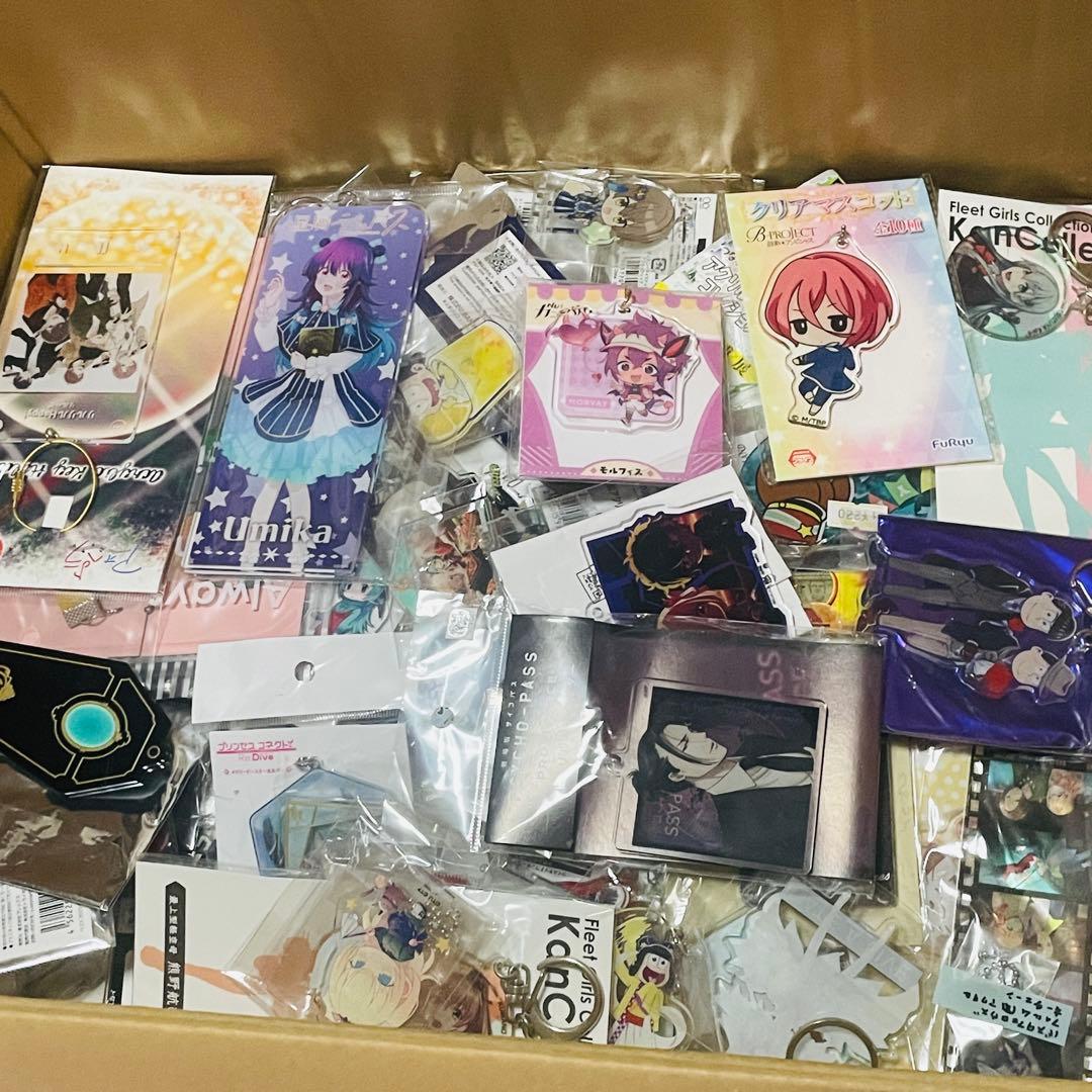 ノンジャンルアニメ系雑貨　アクリルキーホルダー約370個まとめ売り　大量