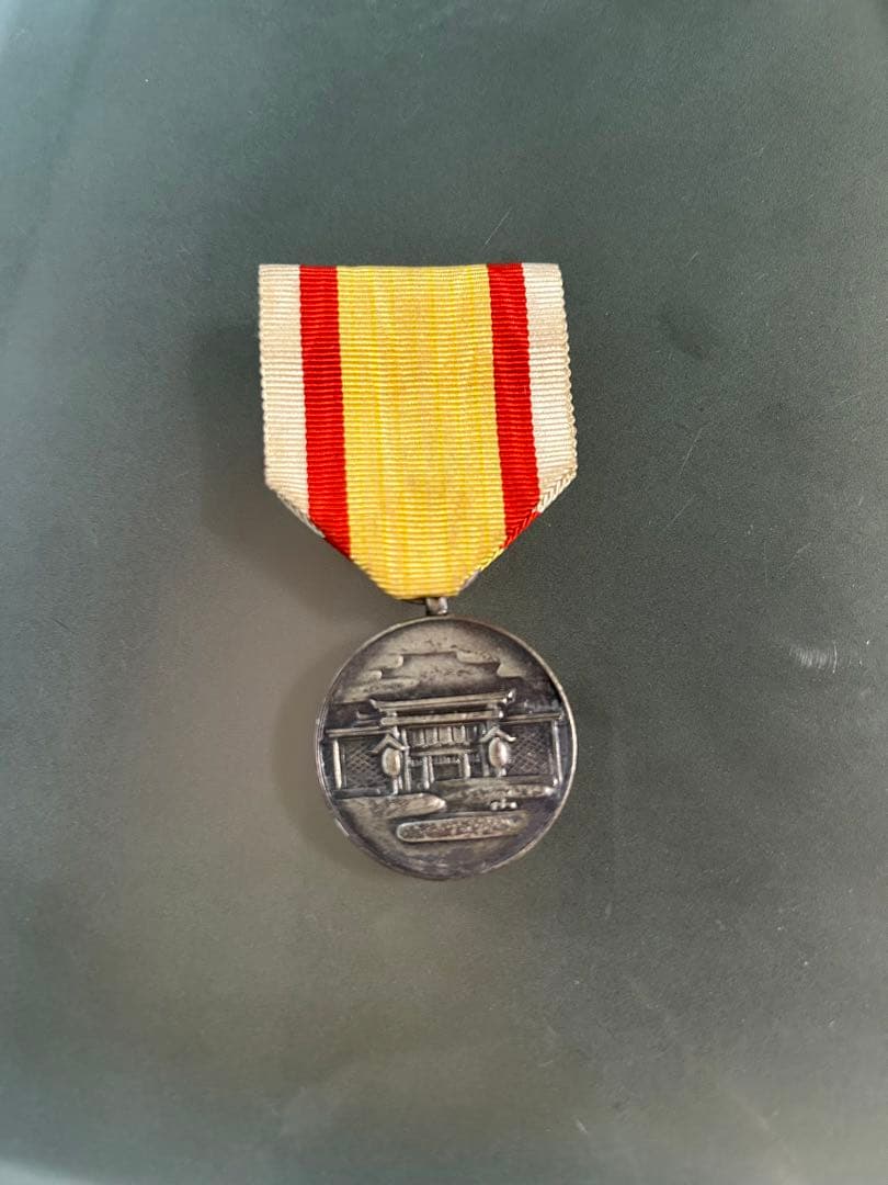 銀色メダル 建物彫刻付き