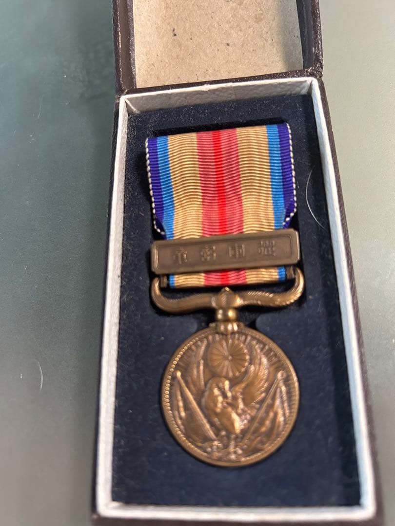 銀色メダル 建物彫刻付き