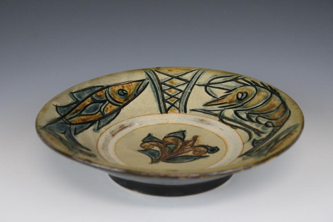 壺屋焼 人間国宝 金城次郎 作　海老魚文七寸皿（重ね焼）