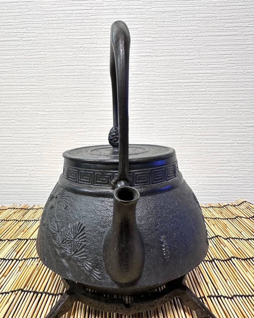 ほぼ未使用品、美品　南部長文堂 コシキ松　南部鉄瓶　南部鉄器　鉄瓶