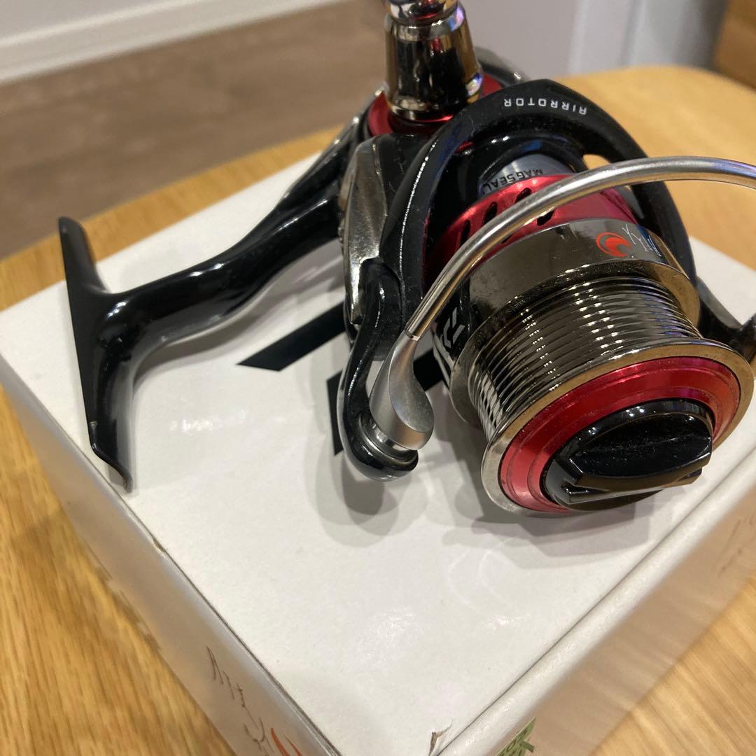 月下美人　ダイワ　MX 2004 スピニングリール 黒/赤