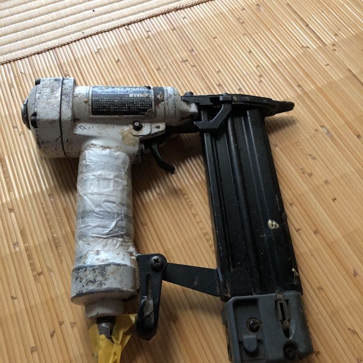 仕上げ釘打ち機