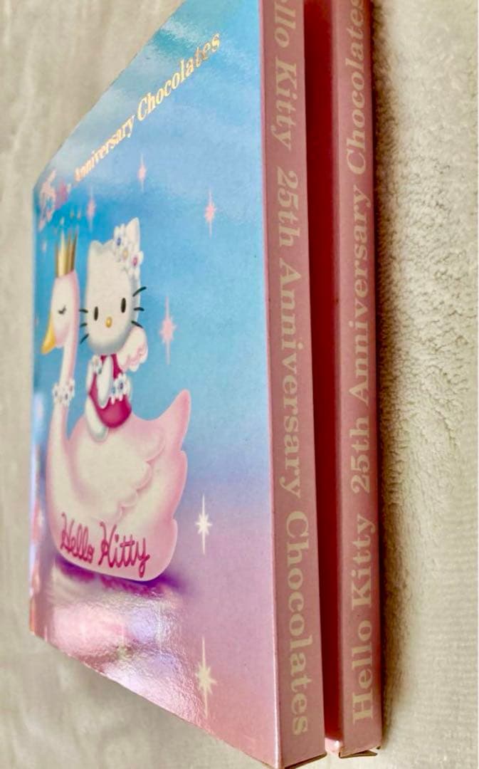 サンリオ キティ25周年アニバーサリー缶記念バッチ【激 レア❗️】スワン