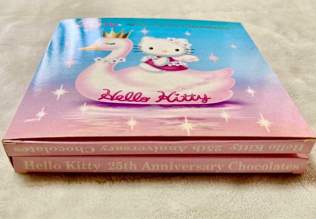 サンリオ キティ25周年アニバーサリー缶記念バッチ【激 レア❗️】スワン