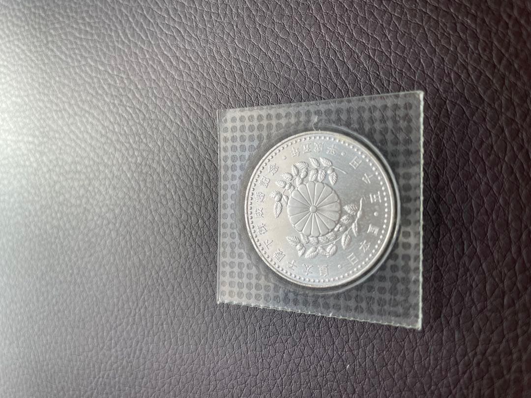 銀色の 鶴と花輪のデザイン