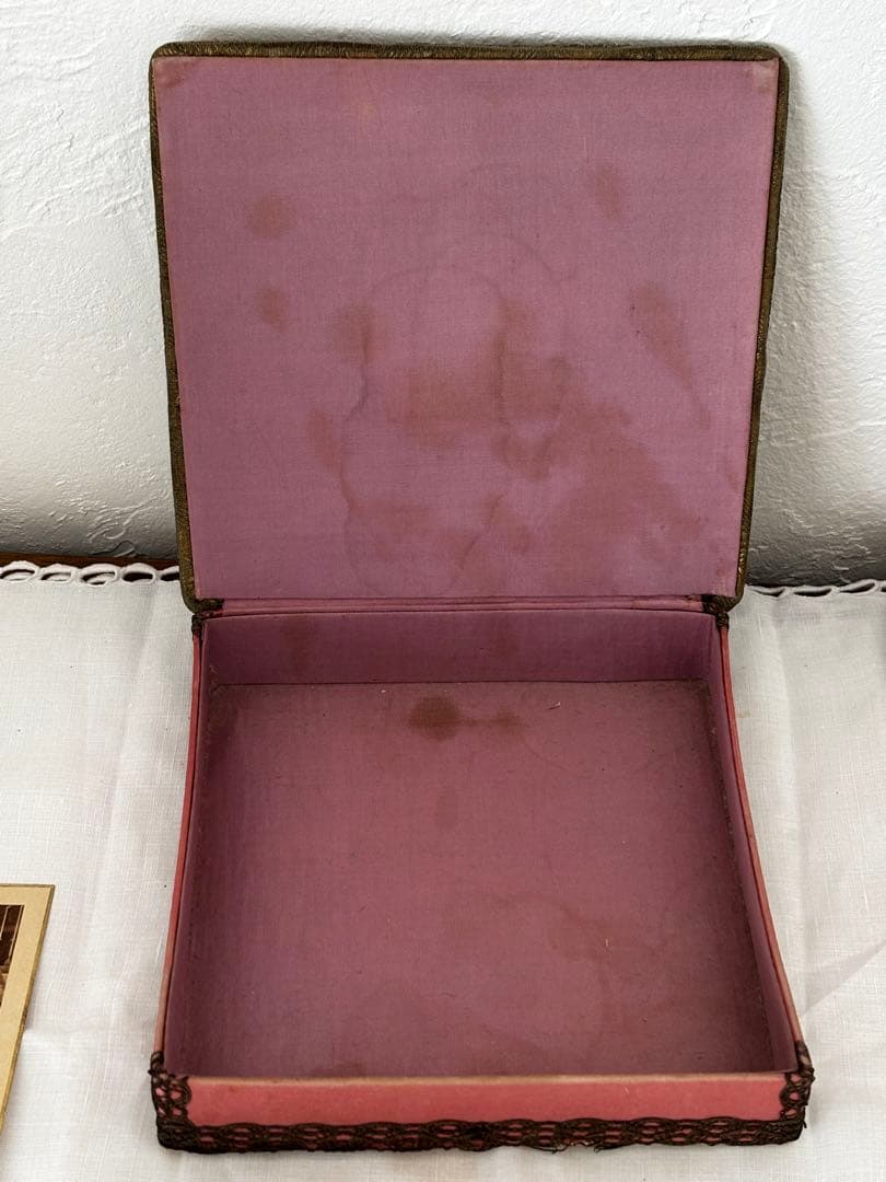 フランスアンティーク　カルトナージュ　小物入れ　刺繍　イニシャル入り