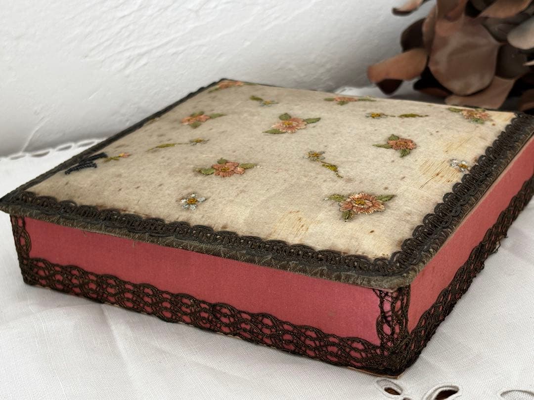 フランスアンティーク　カルトナージュ　小物入れ　刺繍　イニシャル入り