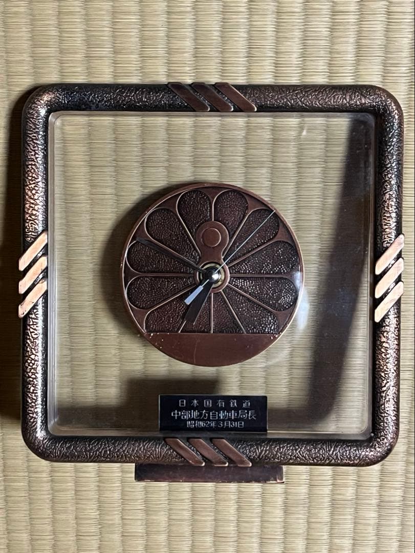国鉄時代の記念品！ ツバメマーク入りの灰皿と、時計の置物の２セットです！