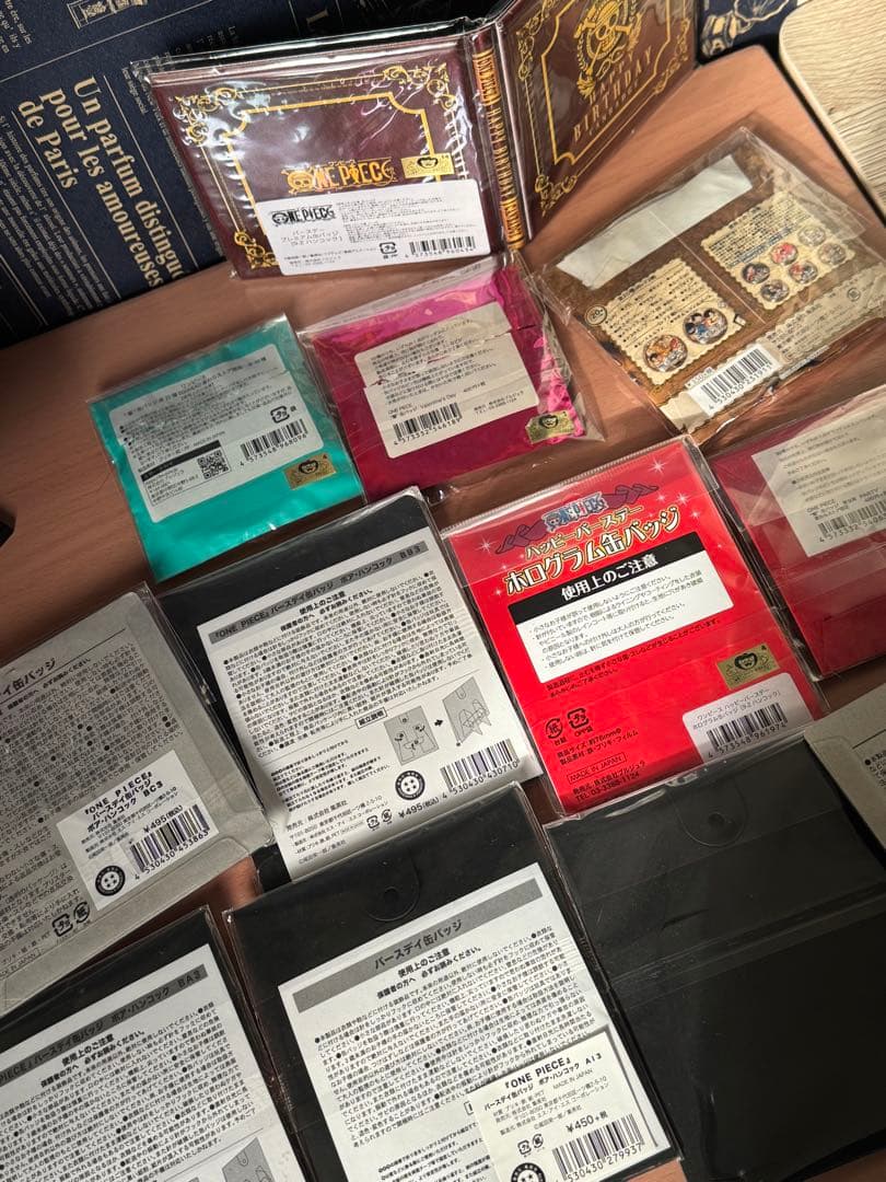 ハンコック　缶バッジ　フィギュア