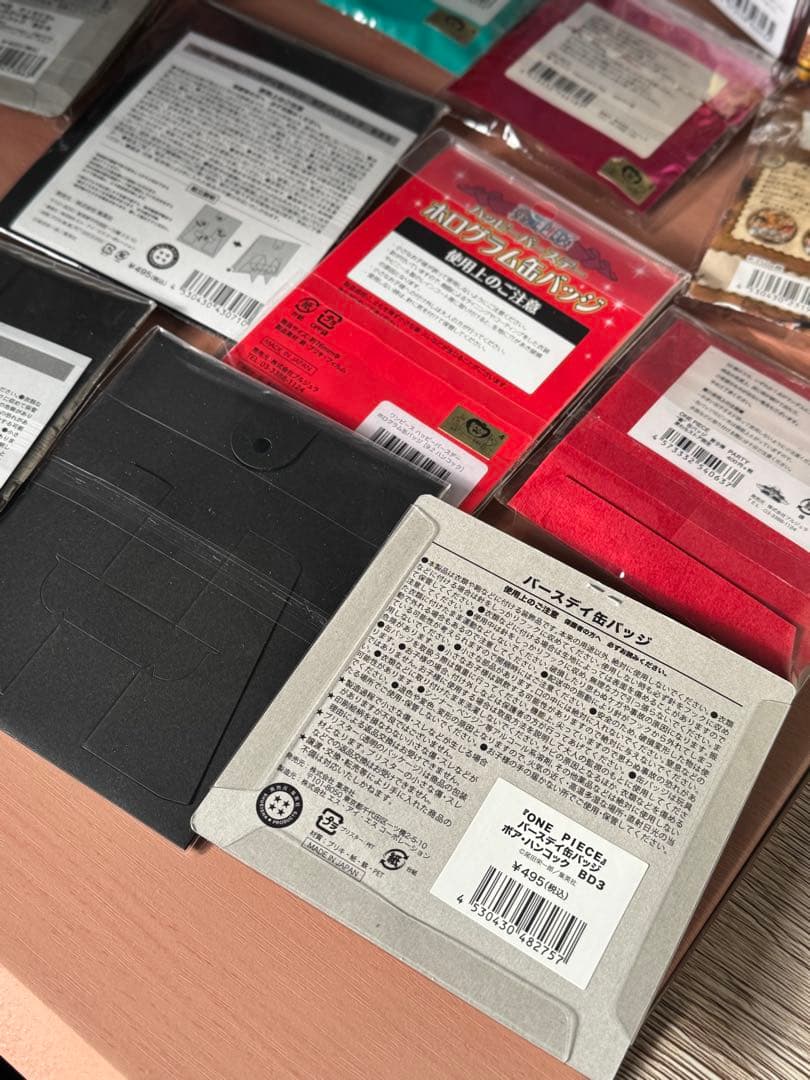 ハンコック　缶バッジ　フィギュア