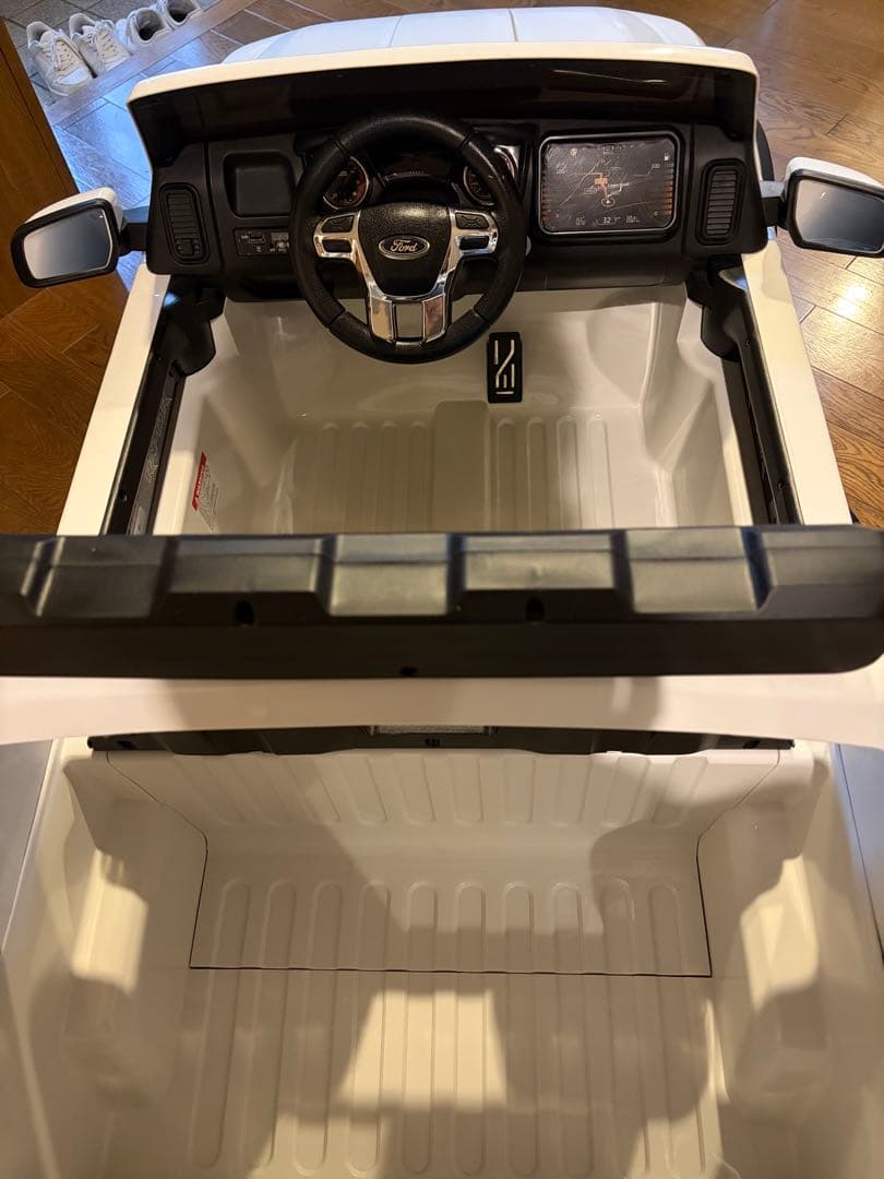 乗用玩具　フォードレンジャーラプター 電動ラジコンカー