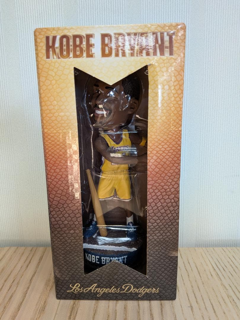 【MLB公式配布】コービー・ブライアント ボブルヘッド 8/8限定 缶バッジ付