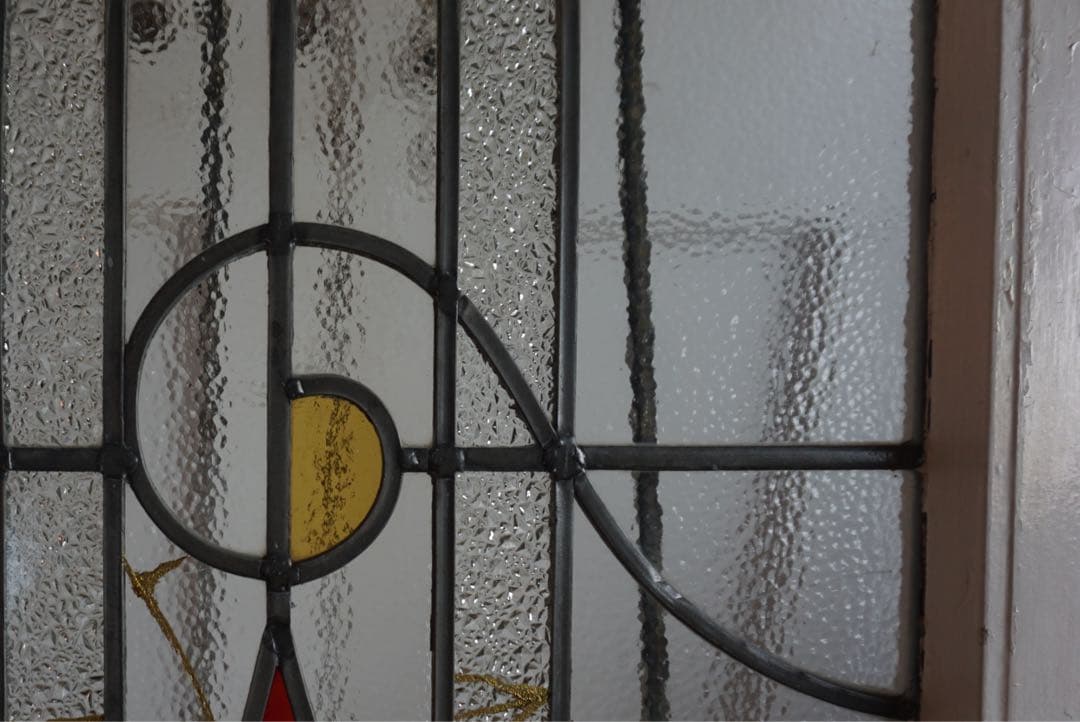 金継ぎされたアンティークステンドグラスの窓