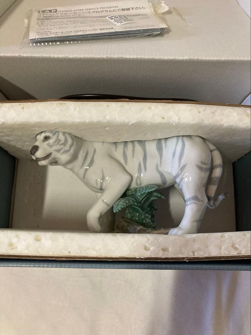 リヤドロ　ホワイトタイガー 陶器　置物