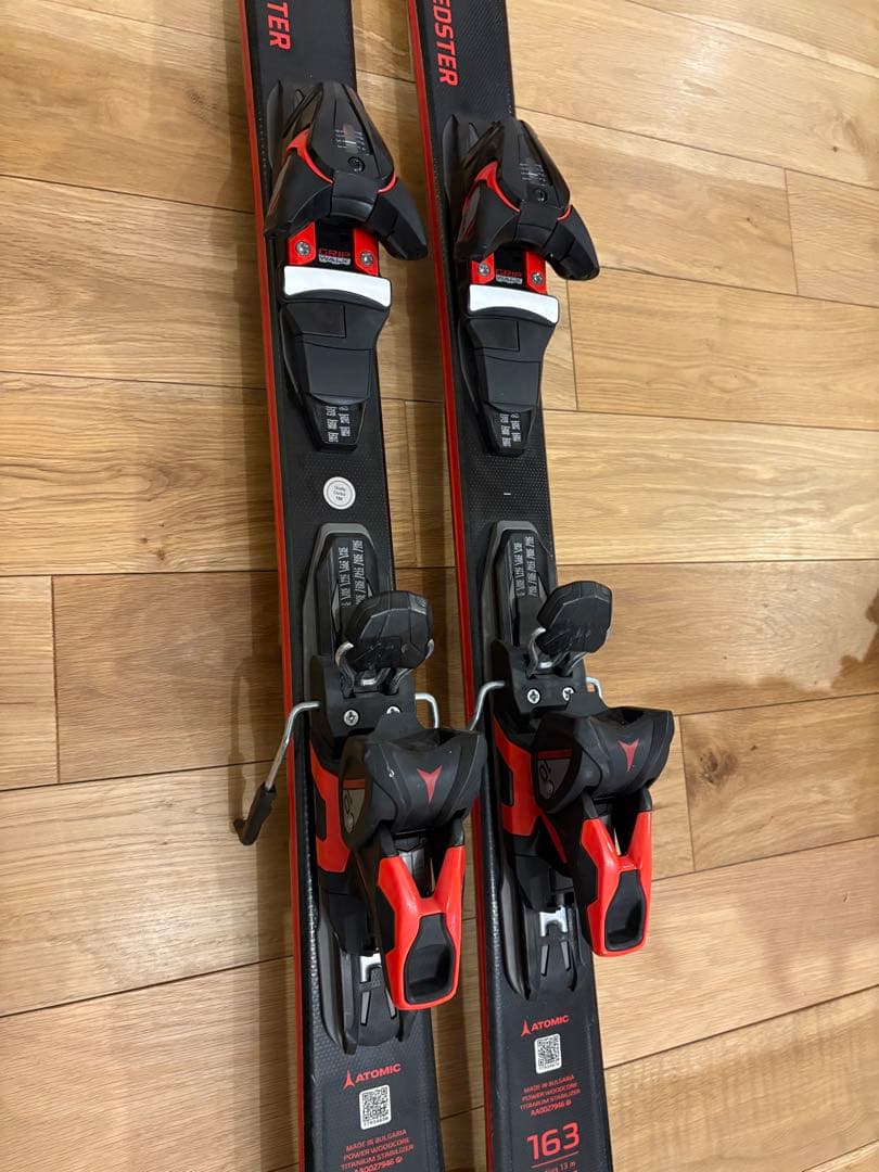 【送料込】ATOMIC スキー板とATOMIC ブーツのセット。