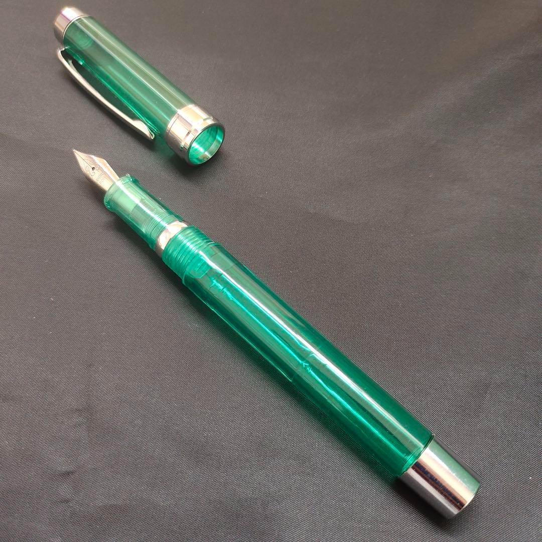 @透明な緑色の万年筆 1