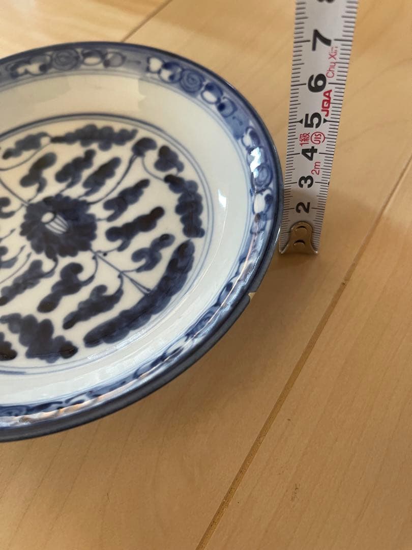 青と白の花模様の皿 陶磁器