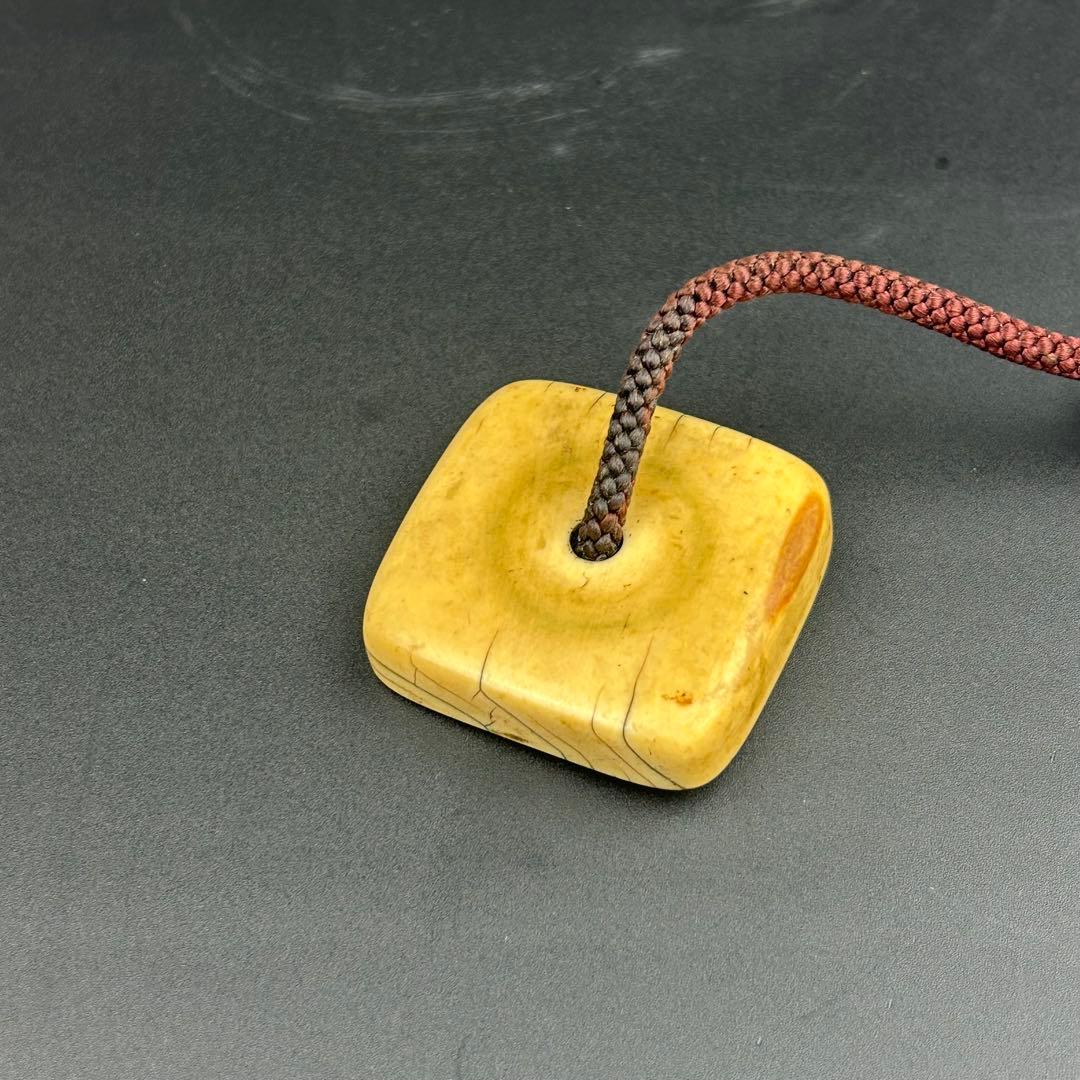 根付け　骨　四角形オブジェ 古美術　根付け茶色の紐付き　根付け　時代物