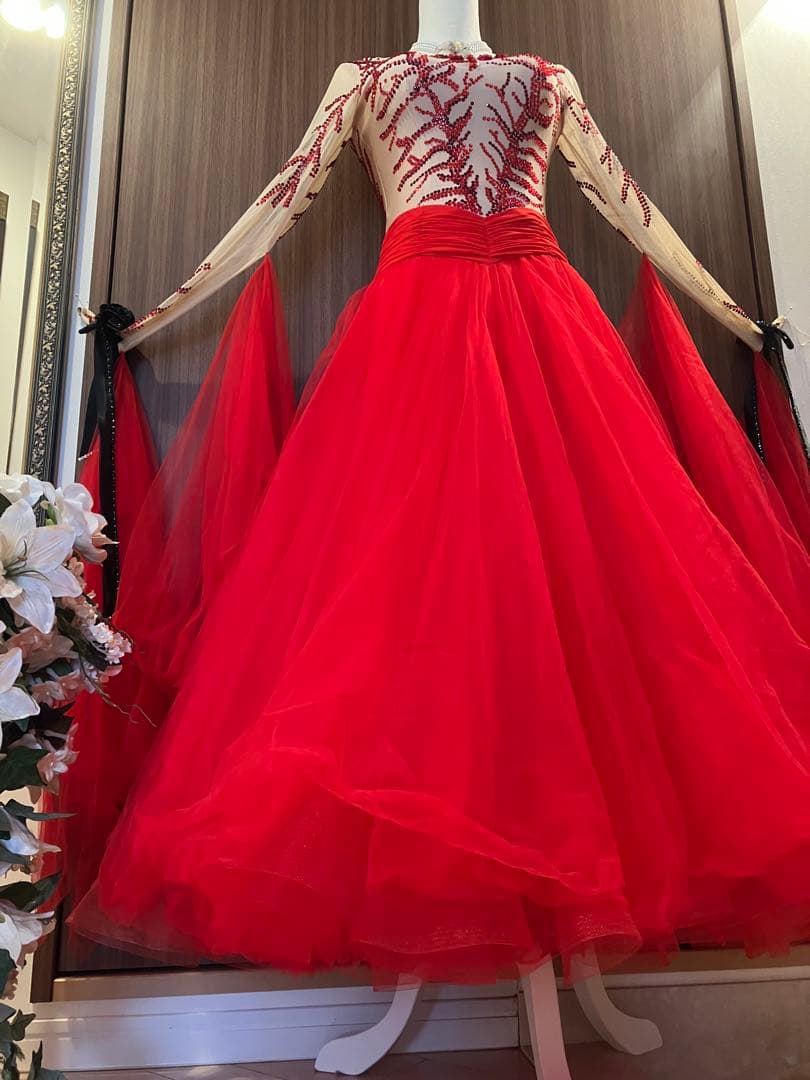 赤いチュールドレス ビーズ刺繍付き