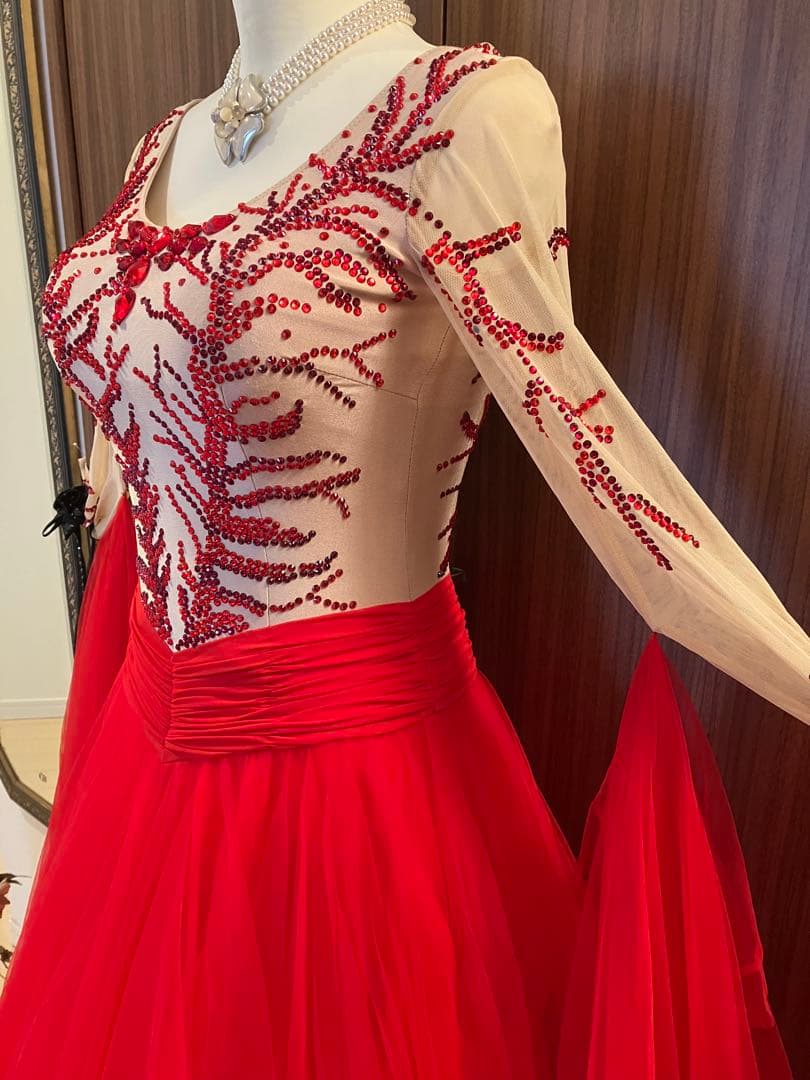 赤いチュールドレス ビーズ刺繍付き