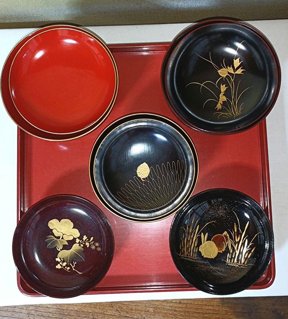 漆器御膳セット(輪島塗朱塗椀、金蒔絵牡丹椀と松椀、金蒔絵兎小皿と楓小皿)