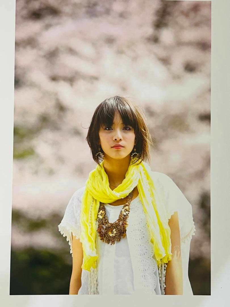 パネル　土屋 勝義氏　「瞳の中の少女」：滝沢カレン　2011年