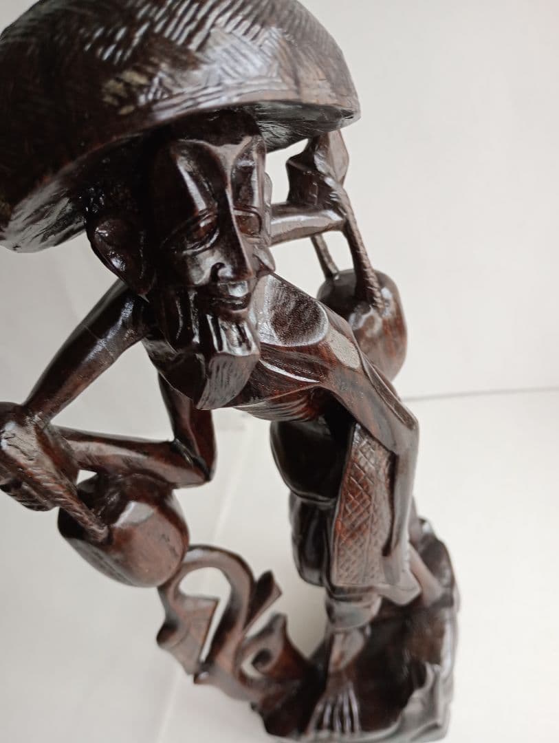 木彫り(工芸品) 「天秤棒を担ぐ老人」