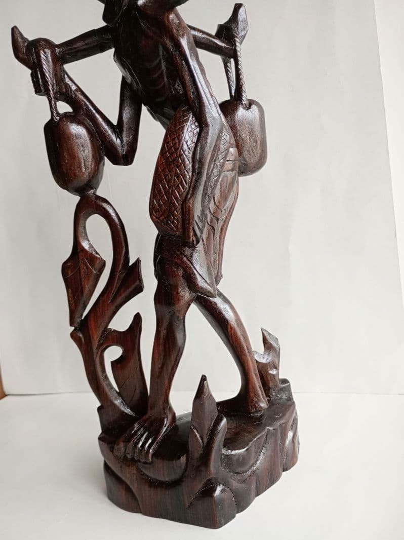 木彫り(工芸品) 「天秤棒を担ぐ老人」