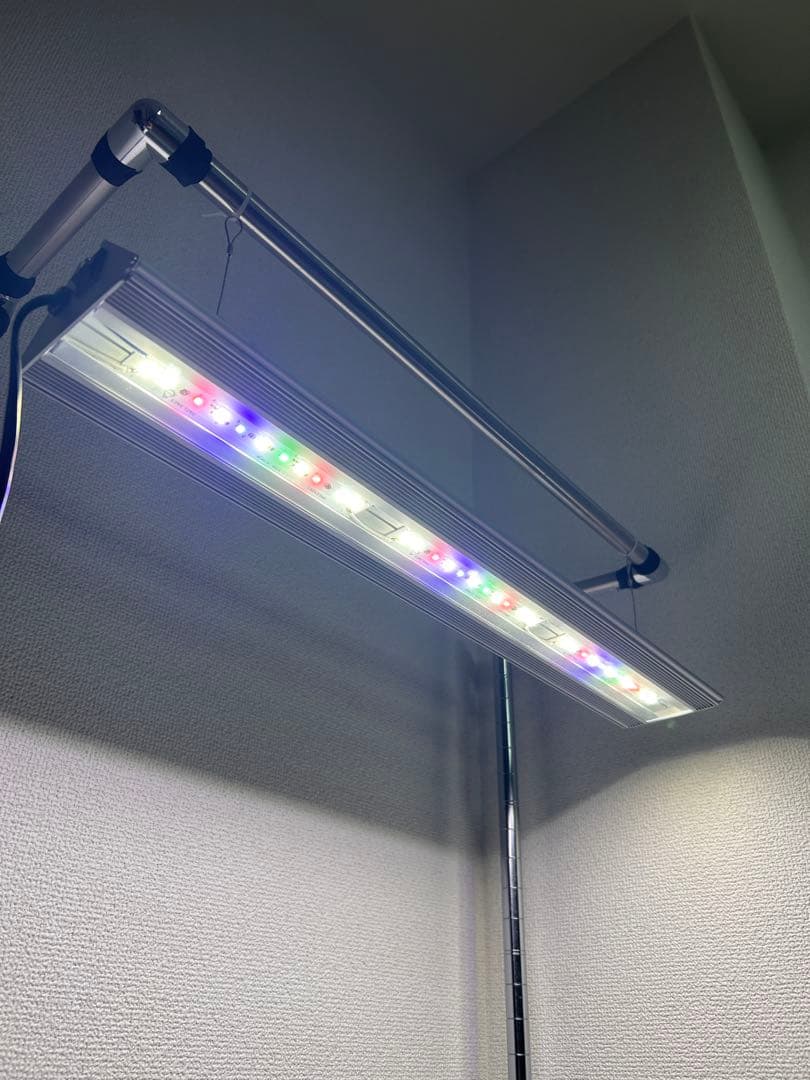 Aqullo LEDトライアングル グロウライト 60cm RGB