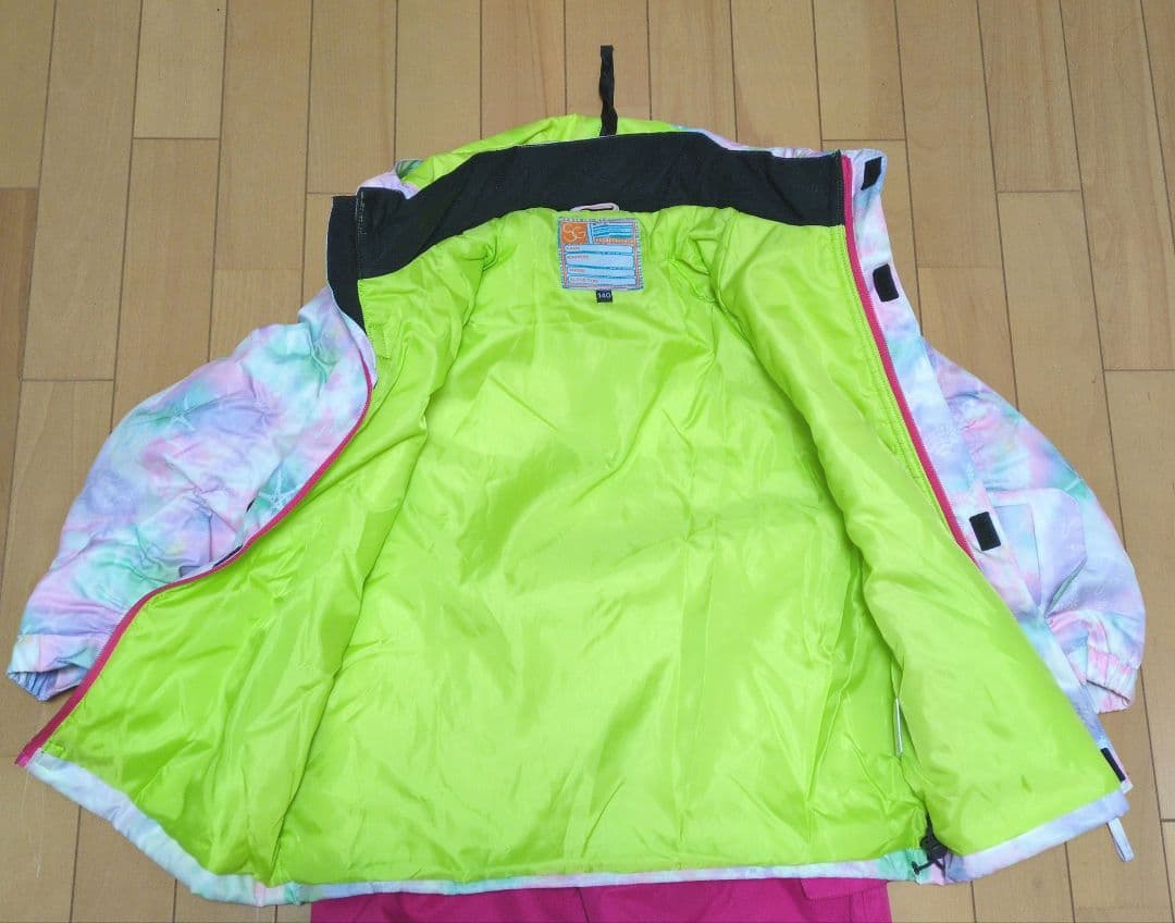 子ども用　スキー．スノーボードウェア 　ピンクとマルチカラー