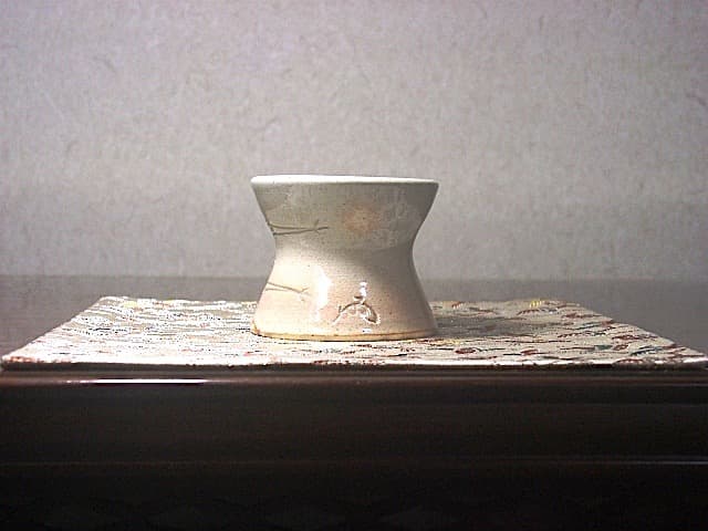 萩焼　表千家十三世即中斎宗左花押　松葉　蓋置　無傷　保護箱。