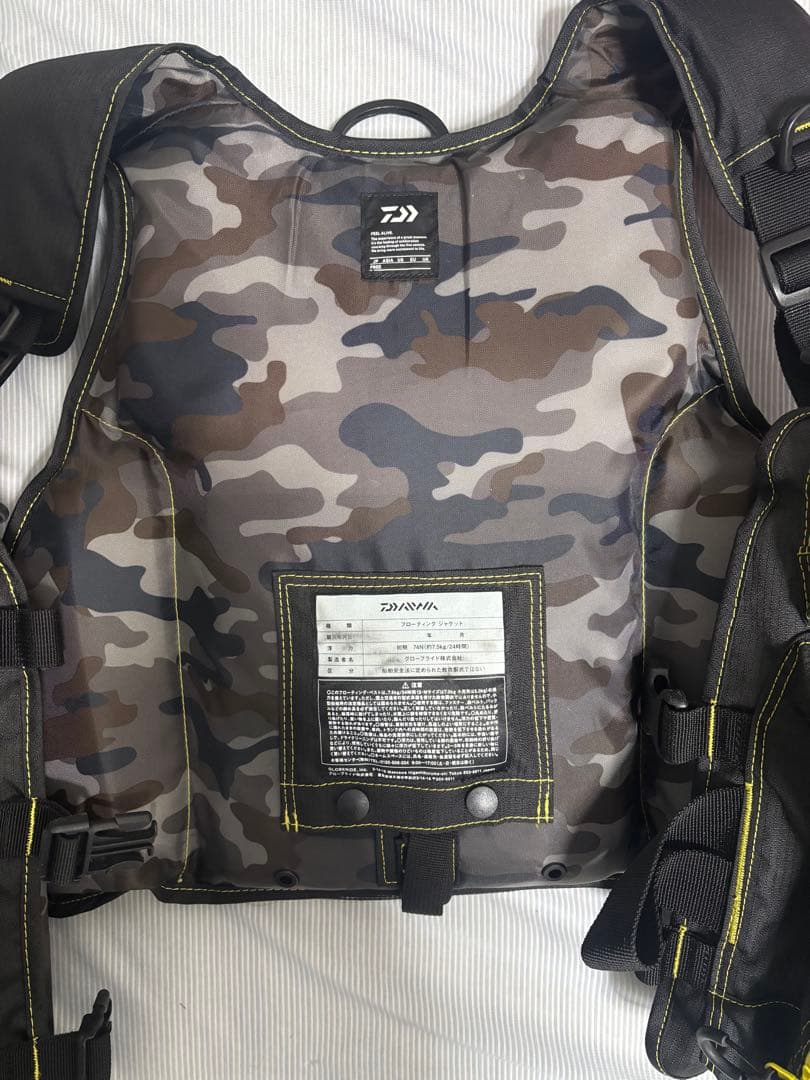 Daiwa フィッシングベスト 黒/黄色 カモフラージュ